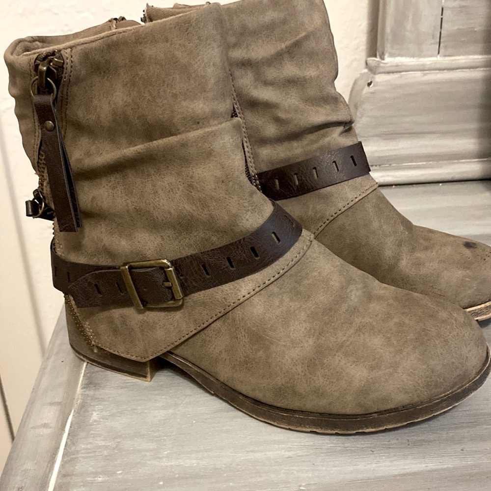Austin trading co distressed ankle boots in size 6